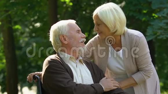 老人拥抱和亲吻他美丽的妻子一起消遣视频的预览图