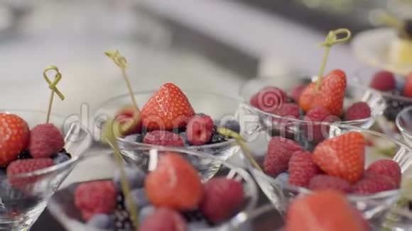 戴眼镜的水果甜点视频的预览图