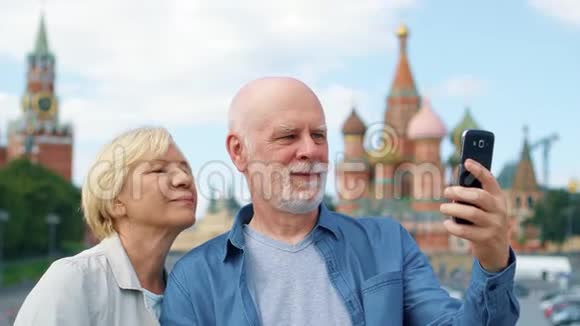 巴西尔世系的高级夫妇在手机上自拍退休人员在俄罗斯莫斯科旅行视频的预览图