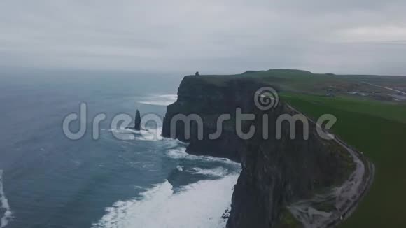 完美的景观景观一个大石头悬崖的摩尔在爱尔兰无人机捕捉视频从高层视频的预览图