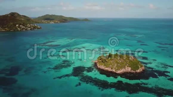 在加勒比海湾上空盘旋的无人机视频的预览图