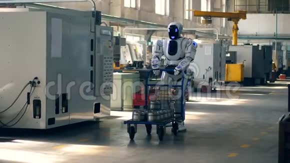 像人类一样的机器人驾驶着装有金属容器的手推车视频的预览图