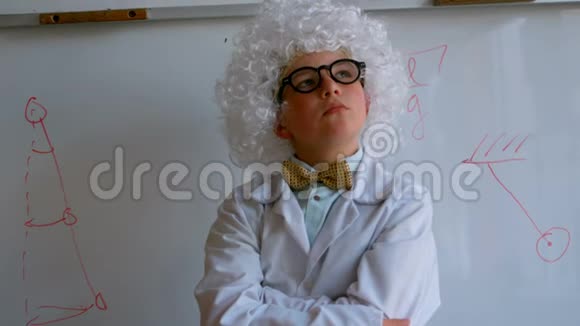 戴着白色假发下巴上戴着下巴的可爱白人学童站在学校实验室视频的预览图