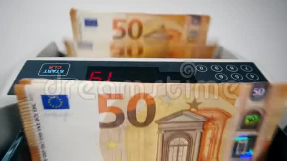 设备正在计算一叠欧元钞票视频的预览图
