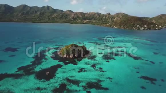 空中无人驾驶飞机俯瞰加勒比海岸视频的预览图