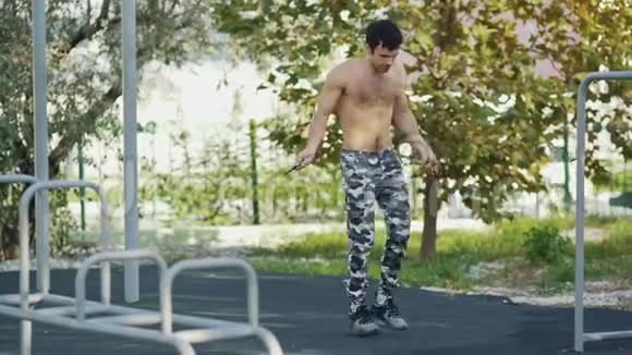 青少年运动员在夏季公园的运动场上跳绳视频的预览图