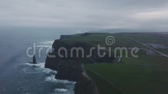 无人机视频拍摄惊人的视野一个大岩石悬崖的摩尔在爱尔兰视频的预览图