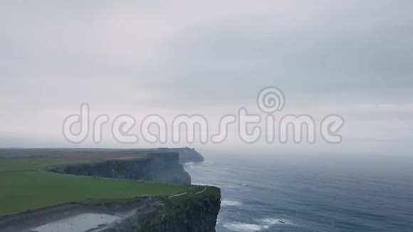 无人机视频捕捉游客在惊人的石头顶部观看悬崖的摩尔旅行的人参观周围视频的预览图