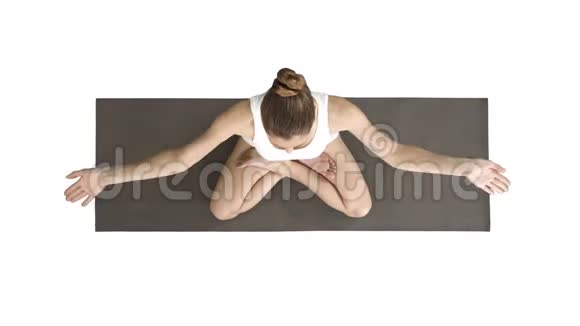 平静的金发瑜伽女人把手放在一起冥想白色的背景视频的预览图