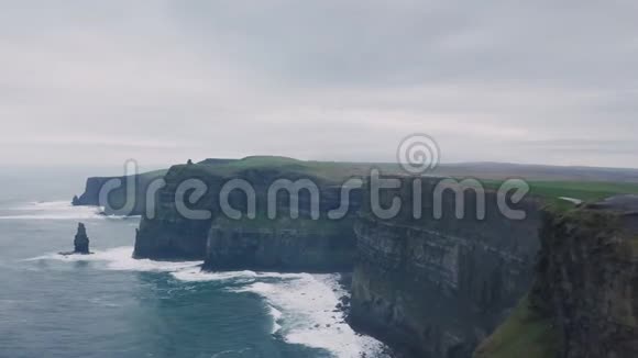 在一个美丽的风景中旅游者参观一个美丽的莫尔悬崖从空中拍摄视频视频的预览图