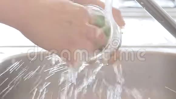 女人用肥皂和清洁剂洗手和玻璃视频的预览图