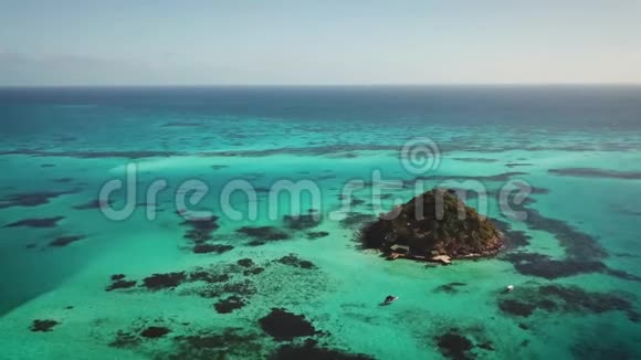 从无人驾驶飞机上俯瞰在加勒比海的一个海湾上空盘旋视频的预览图