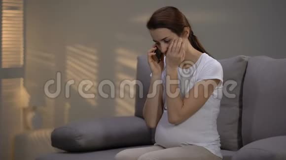 哭泣的孕妇在电话中交谈收到坏消息沮丧和悲伤视频的预览图
