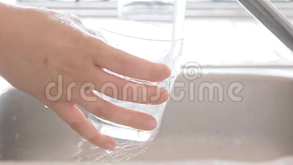 女人洗玻璃视频的预览图