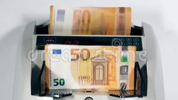 一叠欧元钞票正在被机械地计算视频的预览图