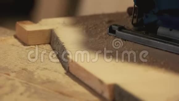木匠打磨木头的手视频的预览图