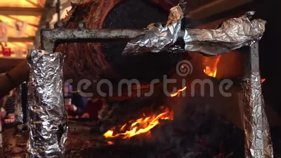 煤火食物和火的美味佳肴视频的预览图
