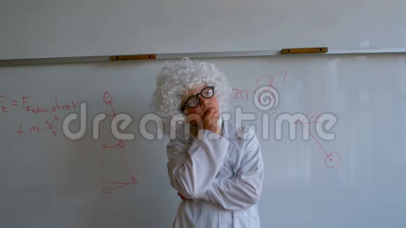 戴着白色假发下巴上戴着下巴的可爱白人学童站在学校实验室视频的预览图
