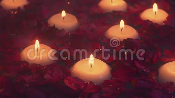 漂浮的蜡烛和鲜花蒸浴视频的预览图