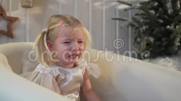 小女孩在哭这个女孩有一件优雅的连衣裙视频的预览图