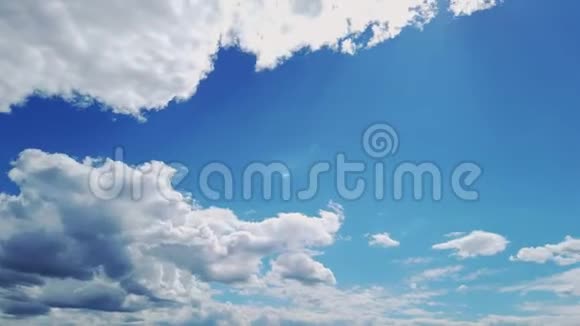 时间流逝白色的美丽的云正在蓝天上奔跑视频的预览图