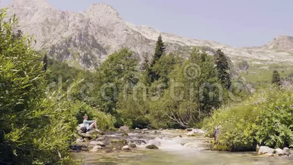 河溪岸边的女子山景尽收眼底山岳景观视频的预览图