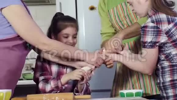 一家人准备美味的饭菜把厚厚的面团摊开视频的预览图