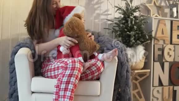 妈妈和她女儿玩新年穿圣诞睡衣的女孩视频的预览图