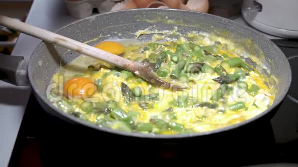 绿芦笋加洋葱和鸡蛋雌性搅拌平底锅视频的预览图