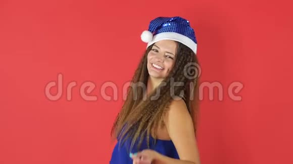 新年的女人衣服在红色的背景上跳舞视频的预览图