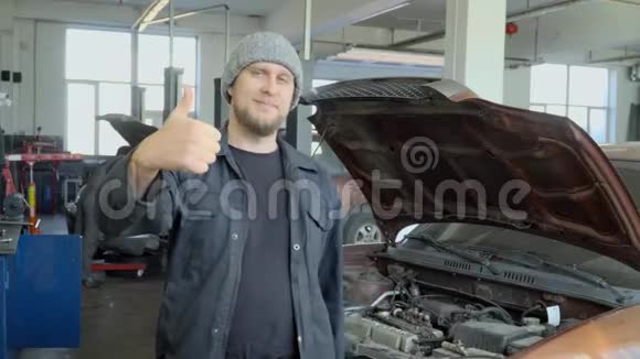 修车厂的机械师竖起大拇指视频的预览图