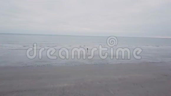 视频捕捉一个大石头惊人的景观悬崖的莫赫无人机拍摄视频视频的预览图