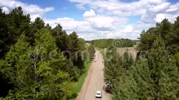 运动型多用途车辆驾驶灰色道路鸟瞰图视频的预览图
