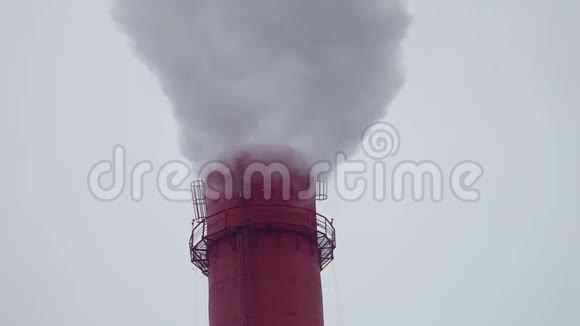 云烟排放烟尘造成空气污染的生产工厂管道关闭上视图视频的预览图