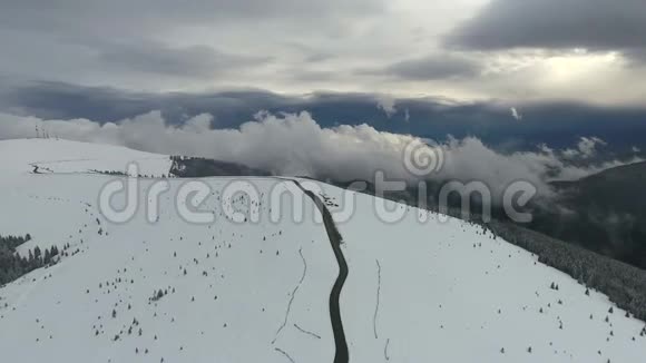 喀尔巴阡山脉的雪山之路视频的预览图