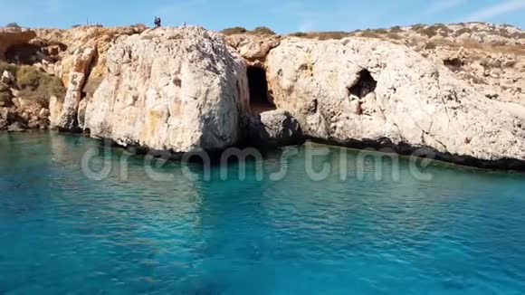 从大海到塞浦路斯普罗塔拉斯卡沃格里科洞穴的景色视频的预览图
