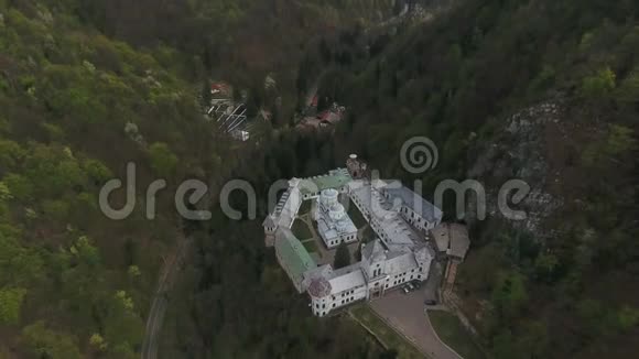 从无人驾驶飞机俯瞰Tismana修道院视频的预览图