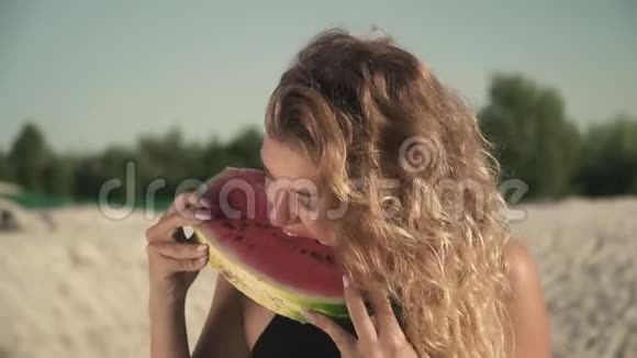 飘飘然的女孩在户外吃西瓜的画像甜美的辣妹享受着她的休息和微笑视频的预览图