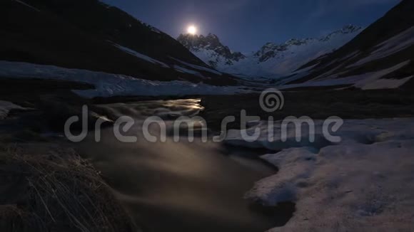月亮山谷和河流的时间流逝月亮升起雪山视频的预览图