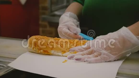 制作一个特大号三明治的过程中肥胖的人把一大块白面包切成两半放进烤箱视频的预览图