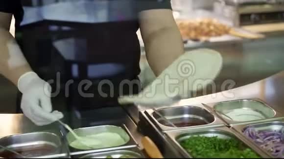在皮塔厨师手拿白手套让唐纳视频的预览图