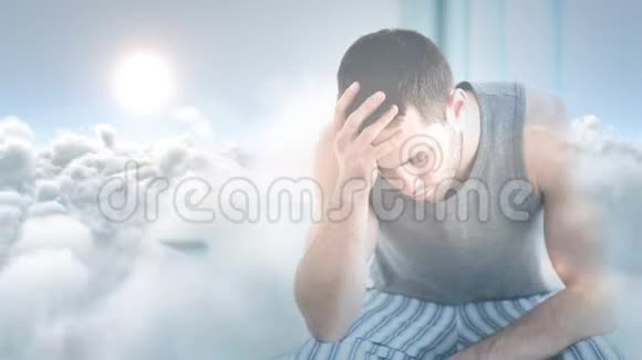忧心忡忡的男人坐在家里的数码动画视频的预览图