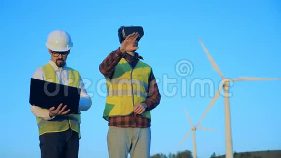 工程师使用360VR眼镜附近的风车创新的工程理念视频的预览图