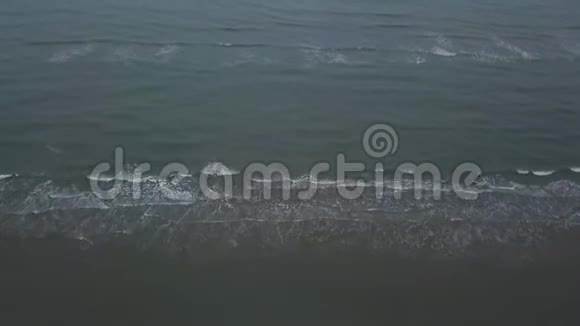 在更多的拍摄视频中使用无人机从空中捕捉海面上的巨浪视频的预览图