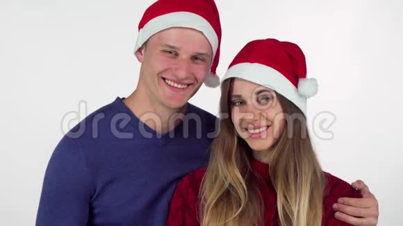快乐的帅哥给他漂亮的女朋友送圣诞礼物视频的预览图