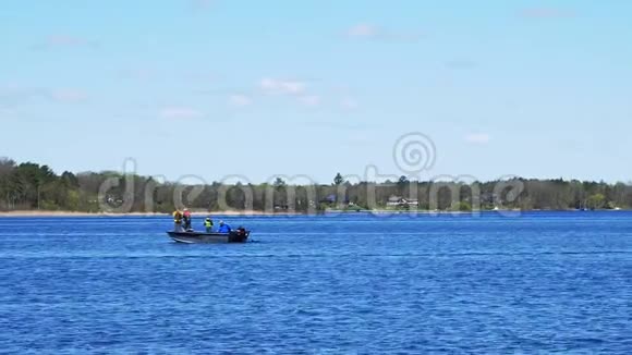 在明尼苏达州钓鱼和划船男人和男孩在美丽的湖面上享受一天视频的预览图