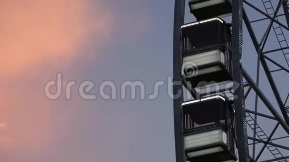 4K布达佩斯之眼摩天轮正在转动天快黑了视频的预览图