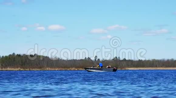 在明尼苏达州钓鱼和划船男人和男孩在美丽的湖面上享受一天视频的预览图