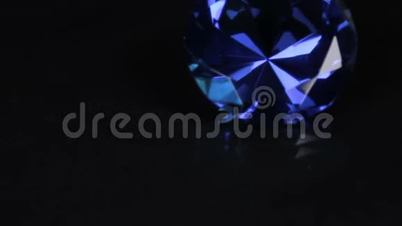 滑块射击黑色背景上的大蓝色莱茵石美丽的光反射视频的预览图
