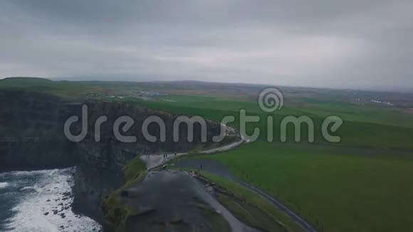 无人机捕捉视频从空中惊人的旅游地点悬崖的摩尔游客探索景观视频的预览图